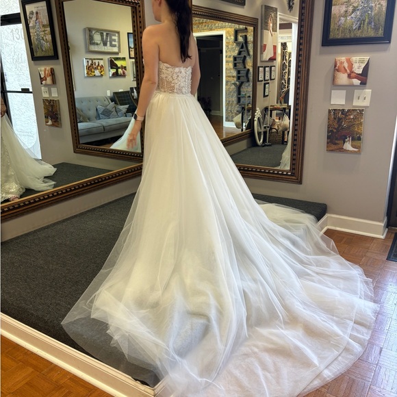 8 Layer Detachable Wedding Tulle Overskirt, Extra Long Bridal Overskirt - Picture 4 of 6